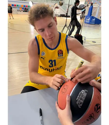 כדור SPALDING TF1000 חתום על ידי שחקני מכבי תל אביב