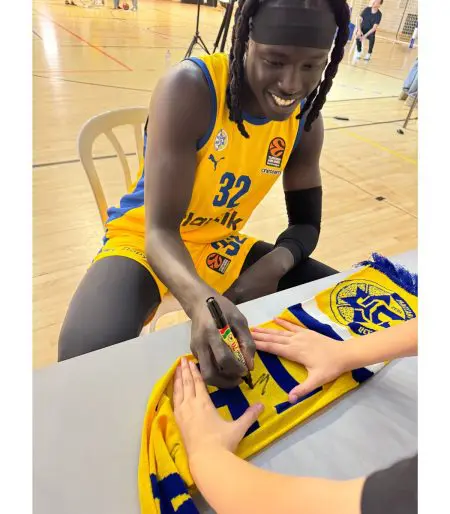 צעיף צמר 'MACCABI TEL AVIV' חתום על ידי שחקני מכבי תל אביב