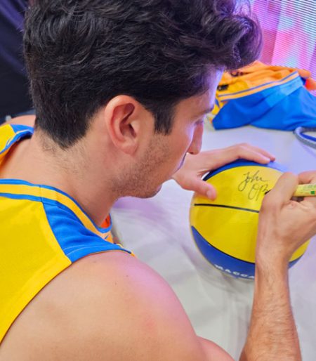 כדורסל צהוב כחול מכבי חתום - ג'ון דיברתולומיאו