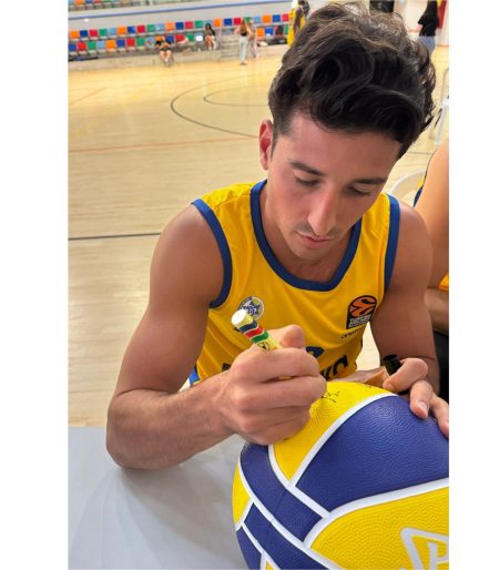 כדורסל SPALDING צהוב כחול חתום על ידי שחקני מכבי תל אביב