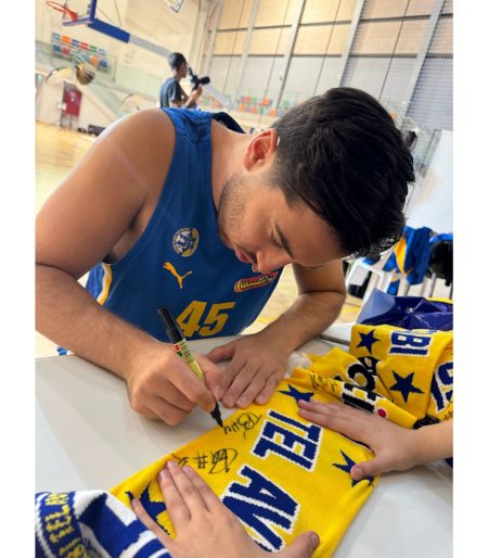 Wool Scarf 'Championship' Signed by Maccabi Tel Aviv Players