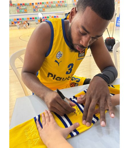 Wool Scarf 'MTA SINCE 1932' Signed by Maccabi Tel Aviv Players