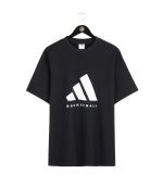 חולצה אופנתי-כדורסל ADIDAS BASKETBALL שחור בוגרים 2025-26 חולצה אופנתי-כדורסל ADIDAS BASKETBALL שחור בוגרים 2025-26