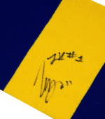 צעיף צמר פסים חתום על ידי שחקני מכבי תל אביב 2026-27 צעיף צמר פסים חתום על ידי שחקני מכבי תל אביב 2026-27